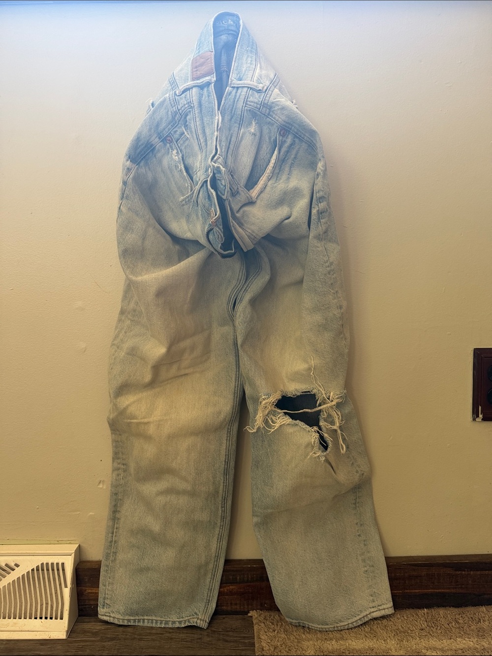 American Eagle Light Wash Distressed Denim Jeans with Knee Rip